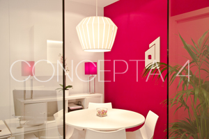 Sala de reuniones acristalada con un ambiente cálido. Reformas Madrid