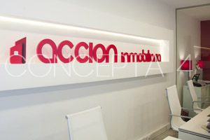 Pared con logotipo corpóreo. Reformas Madrid