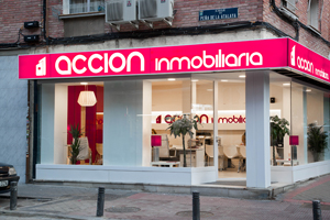 Fachada de una oficina inmobiliaria reformada por Concpeta4. Reformas Madrid